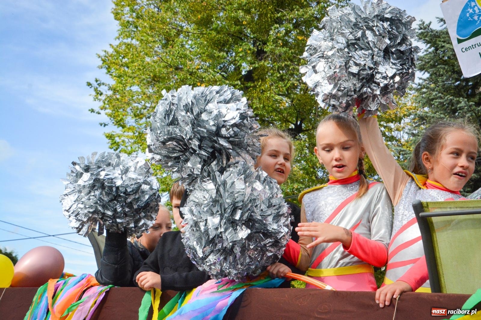 Zdjęcie w galerii na portalu naszraciborz.pl: Pogrzebień gospodarzem dożynek gminnych. Jeden z największych korowodów w powiecie [FOTO i WIDEO] wiadomości z regionu