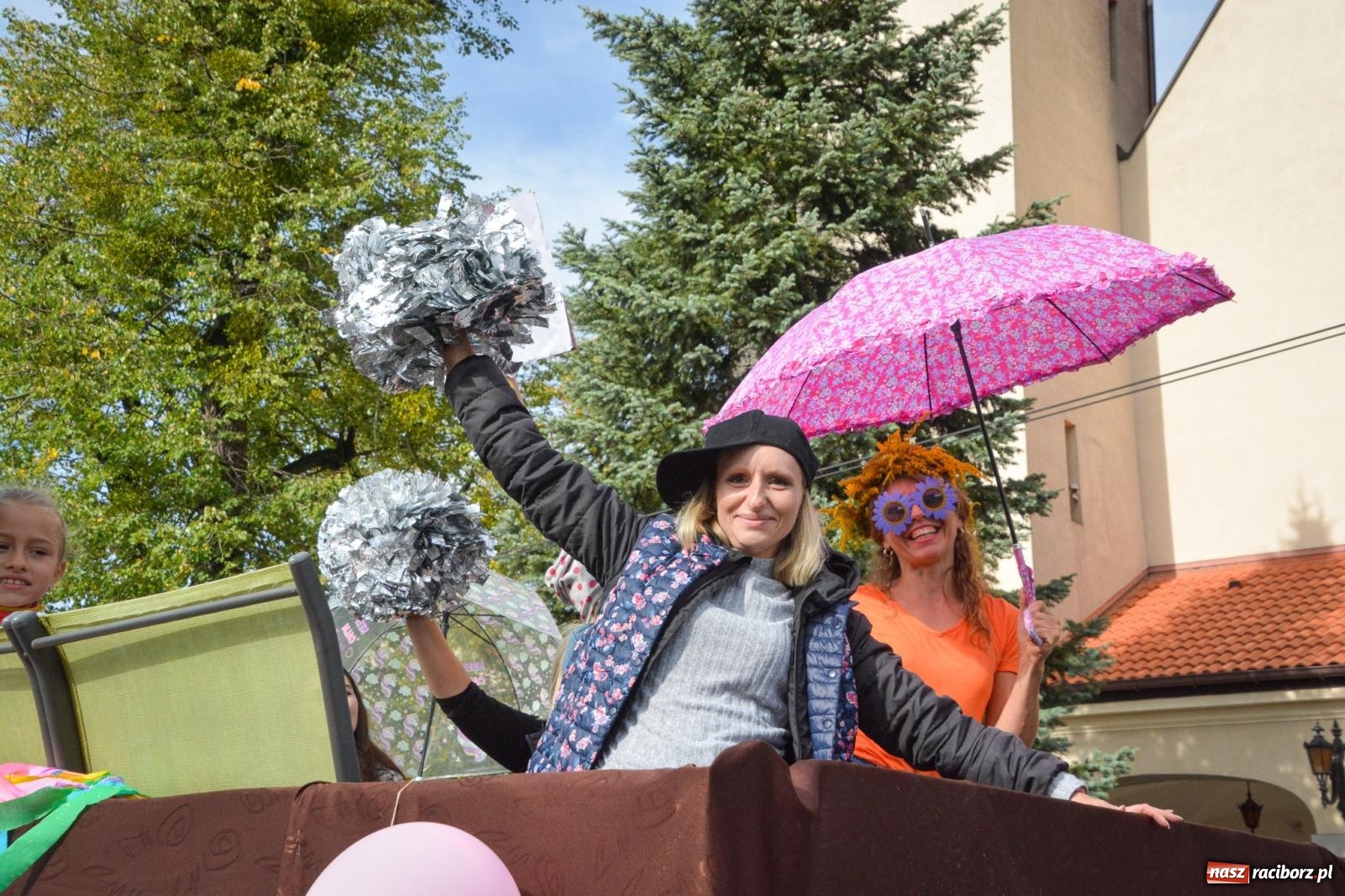 Zdjęcie w galerii na portalu naszraciborz.pl: Pogrzebień gospodarzem dożynek gminnych. Jeden z największych korowodów w powiecie [FOTO i WIDEO] wiadomości z regionu