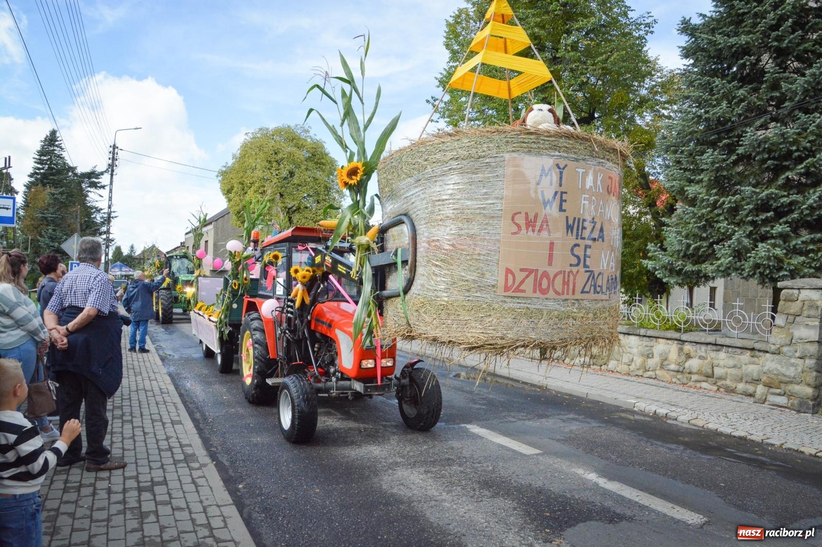 Zdjęcie w galerii na portalu naszraciborz.pl: Pogrzebień gospodarzem dożynek gminnych. Jeden z największych korowodów w powiecie [FOTO i WIDEO] wiadomości z regionu