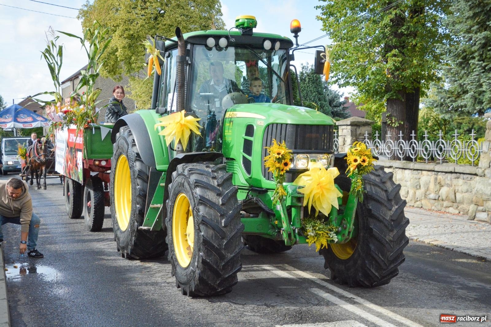 Zdjęcie w galerii na portalu naszraciborz.pl: Pogrzebień gospodarzem dożynek gminnych. Jeden z największych korowodów w powiecie [FOTO i WIDEO] wiadomości z regionu