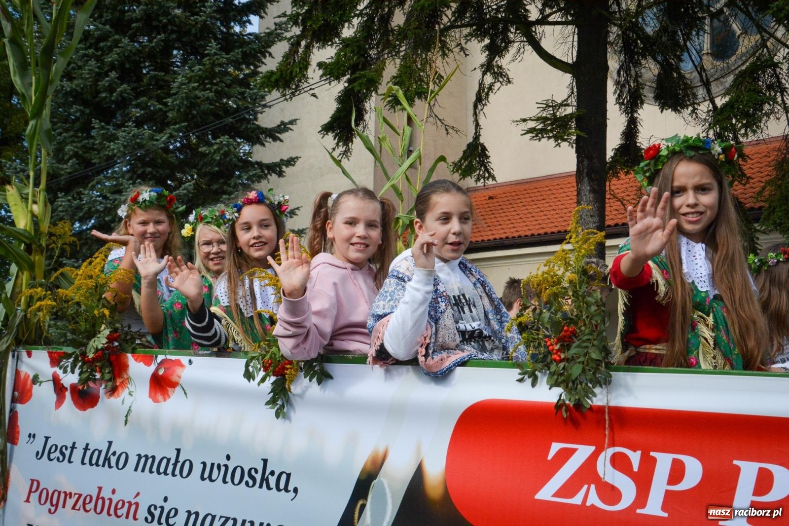 Zdjęcie w galerii na portalu naszraciborz.pl: Pogrzebień gospodarzem dożynek gminnych. Jeden z największych korowodów w powiecie [FOTO i WIDEO] wiadomości z regionu