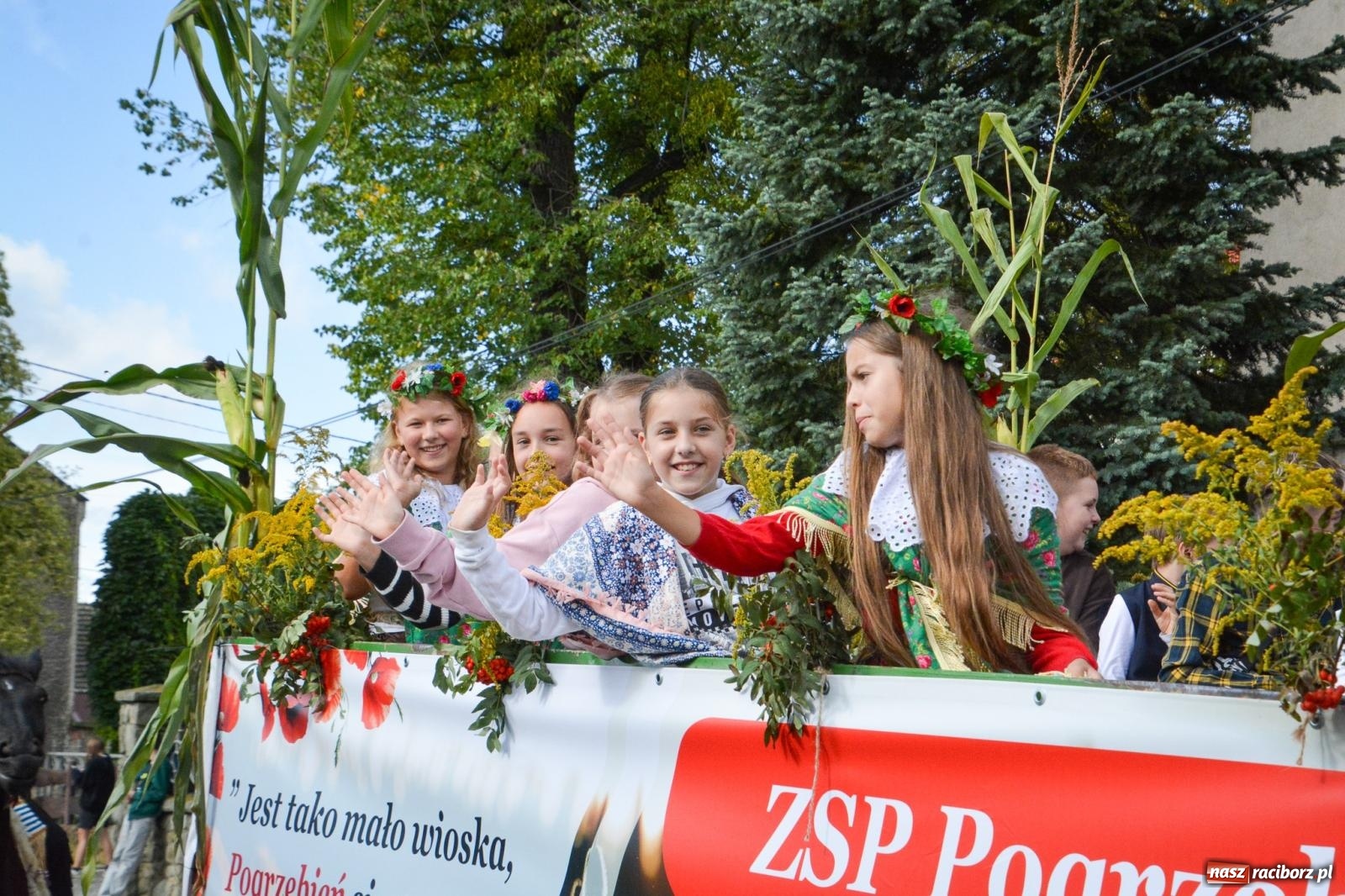 Zdjęcie w galerii na portalu naszraciborz.pl: Pogrzebień gospodarzem dożynek gminnych. Jeden z największych korowodów w powiecie [FOTO i WIDEO] wiadomości z regionu