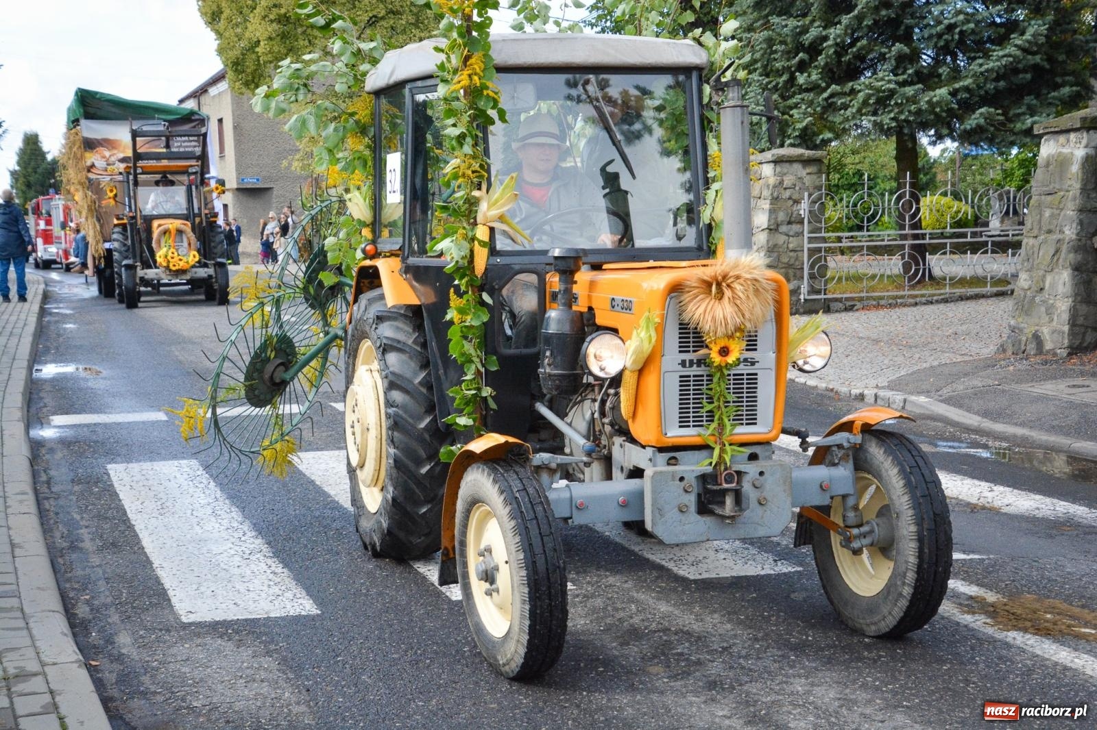 Zdjęcie w galerii na portalu naszraciborz.pl: Pogrzebień gospodarzem dożynek gminnych. Jeden z największych korowodów w powiecie [FOTO i WIDEO] wiadomości z regionu