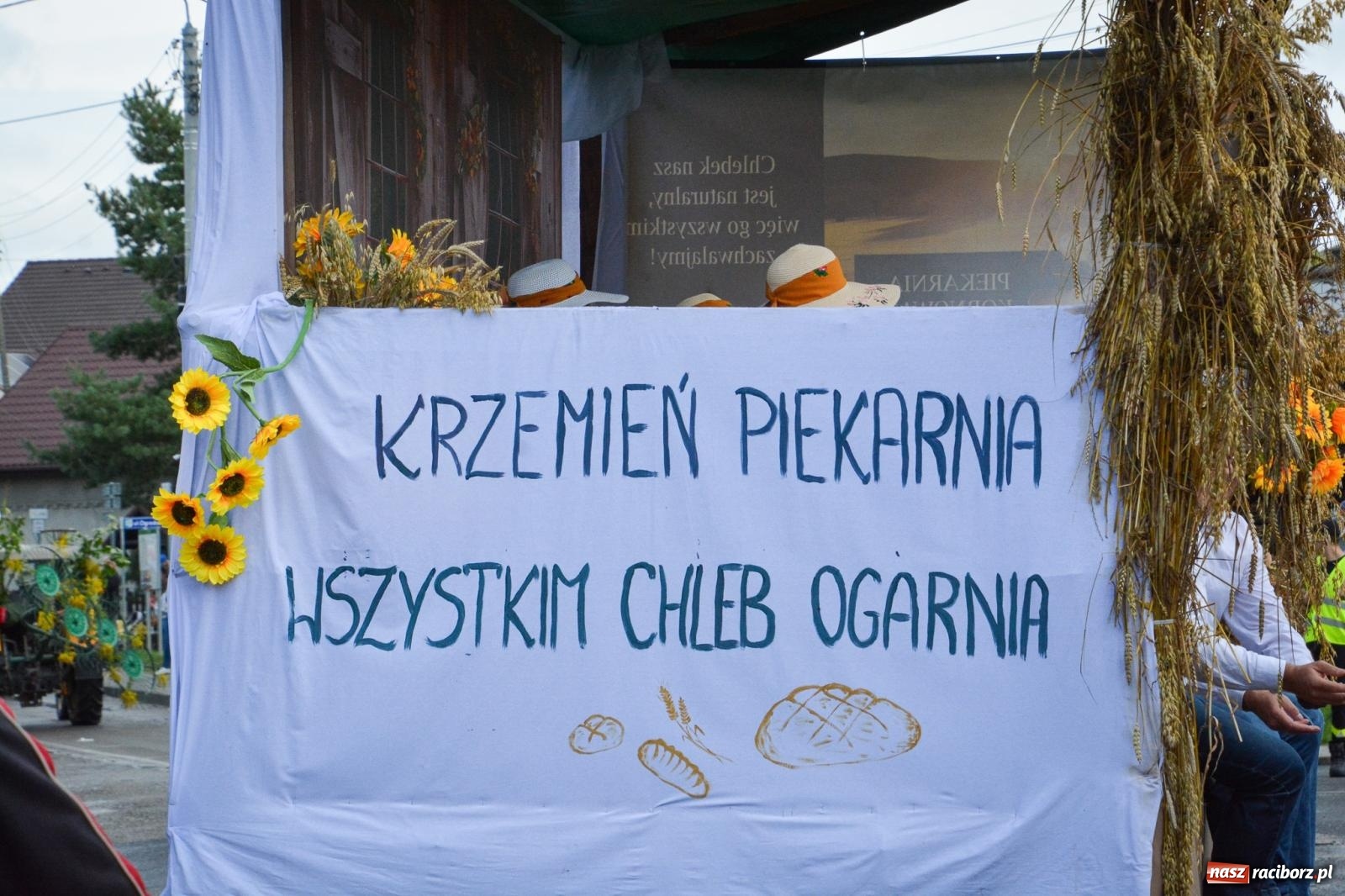 Zdjęcie w galerii na portalu naszraciborz.pl: Pogrzebień gospodarzem dożynek gminnych. Jeden z największych korowodów w powiecie [FOTO i WIDEO] wiadomości z regionu