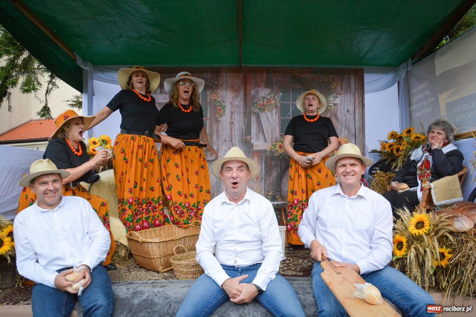 Zdjęcie w galerii na portalu naszraciborz.pl: Pogrzebień gospodarzem dożynek gminnych. Jeden z największych korowodów w powiecie [FOTO i WIDEO] wiadomości z regionu
