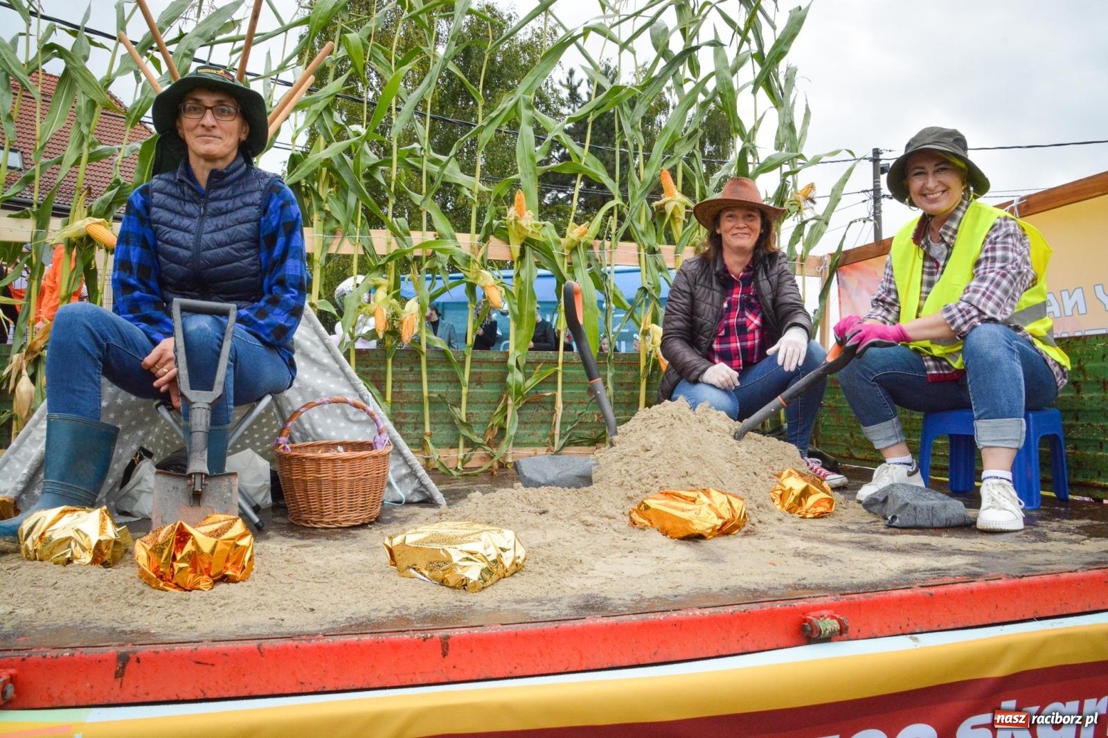 Zdjęcie w galerii na portalu naszraciborz.pl: Samborowice na bursztynowym szlaku. Dożynki 2025 pełne humoru i tradycji [FOTO i WIDEO] wiadomości z regionu