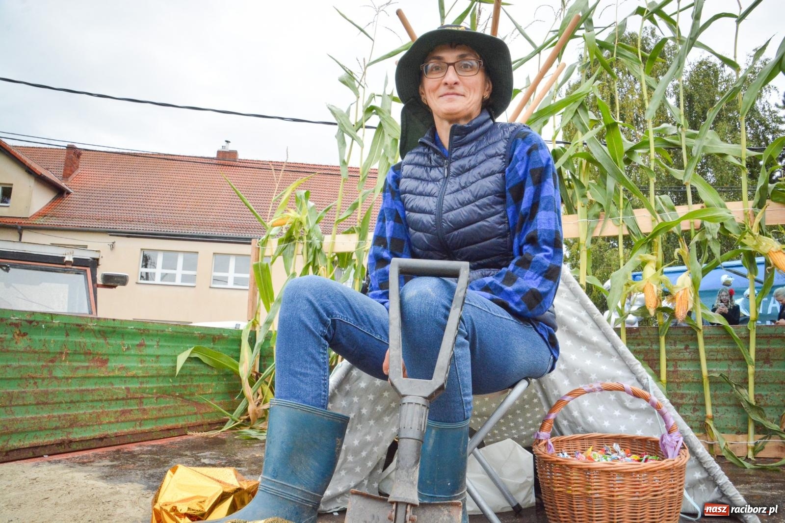 Zdjęcie w galerii na portalu naszraciborz.pl: Samborowice na bursztynowym szlaku. Dożynki 2025 pełne humoru i tradycji [FOTO i WIDEO] wiadomości z regionu