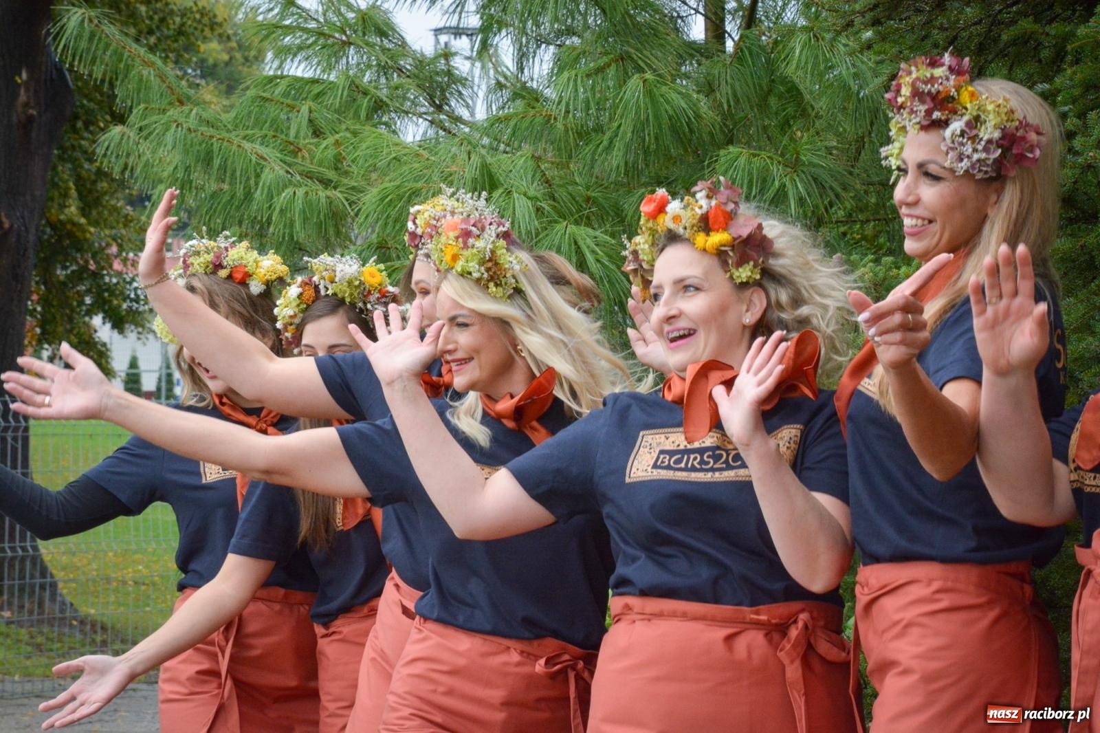 Zdjęcie w galerii na portalu naszraciborz.pl: Samborowice na bursztynowym szlaku. Dożynki 2025 pełne humoru i tradycji [FOTO i WIDEO] wiadomości z regionu