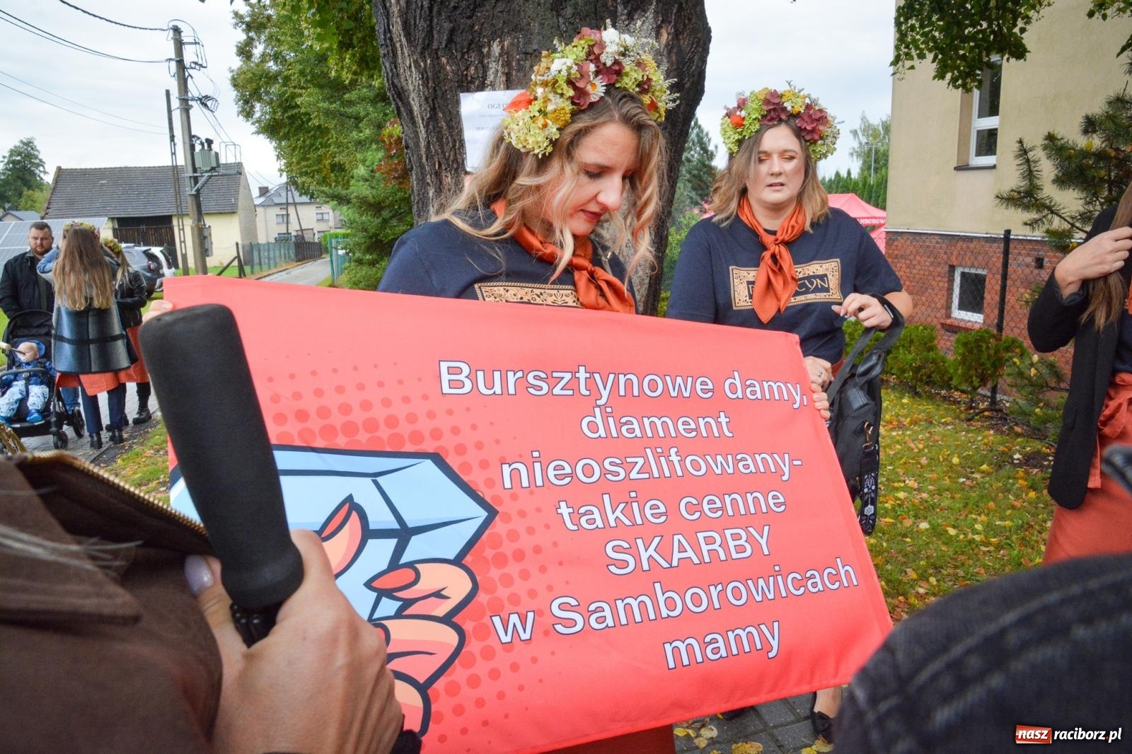 Zdjęcie w galerii na portalu naszraciborz.pl: Samborowice na bursztynowym szlaku. Dożynki 2025 pełne humoru i tradycji [FOTO i WIDEO] wiadomości z regionu