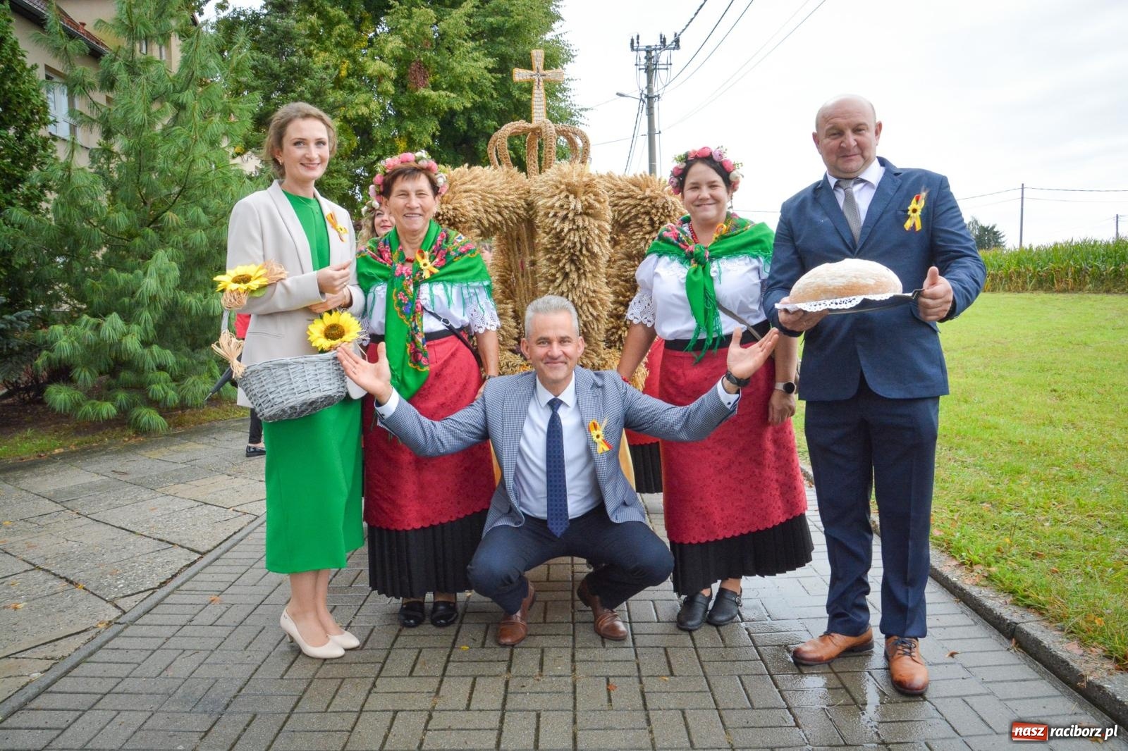 Zdjęcie w galerii na portalu naszraciborz.pl: Samborowice na bursztynowym szlaku. Dożynki 2025 pełne humoru i tradycji [FOTO i WIDEO] wiadomości z regionu