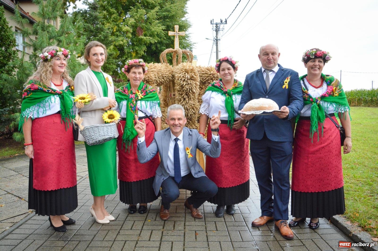Zdjęcie w galerii na portalu naszraciborz.pl: Samborowice na bursztynowym szlaku. Dożynki 2025 pełne humoru i tradycji [FOTO i WIDEO] wiadomości z regionu