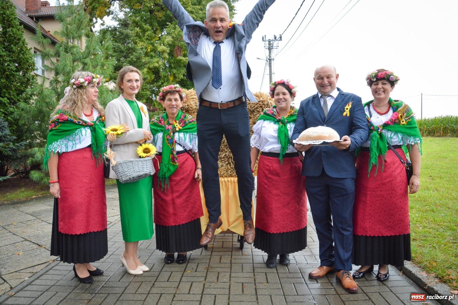Zdjęcie w galerii na portalu naszraciborz.pl: Samborowice na bursztynowym szlaku. Dożynki 2025 pełne humoru i tradycji [FOTO i WIDEO] wiadomości z regionu