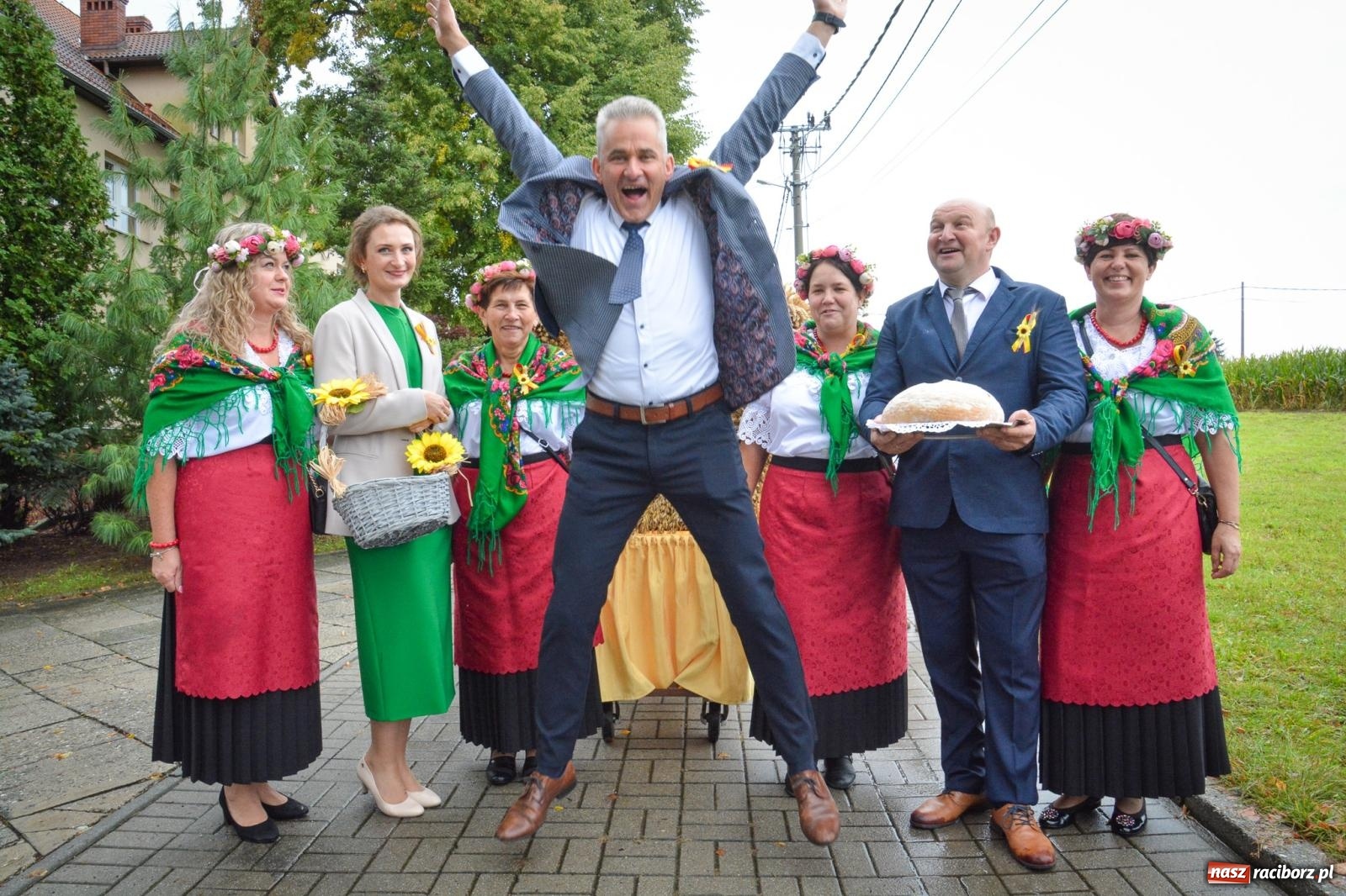 Zdjęcie w galerii na portalu naszraciborz.pl: Samborowice na bursztynowym szlaku. Dożynki 2025 pełne humoru i tradycji [FOTO i WIDEO] wiadomości z regionu