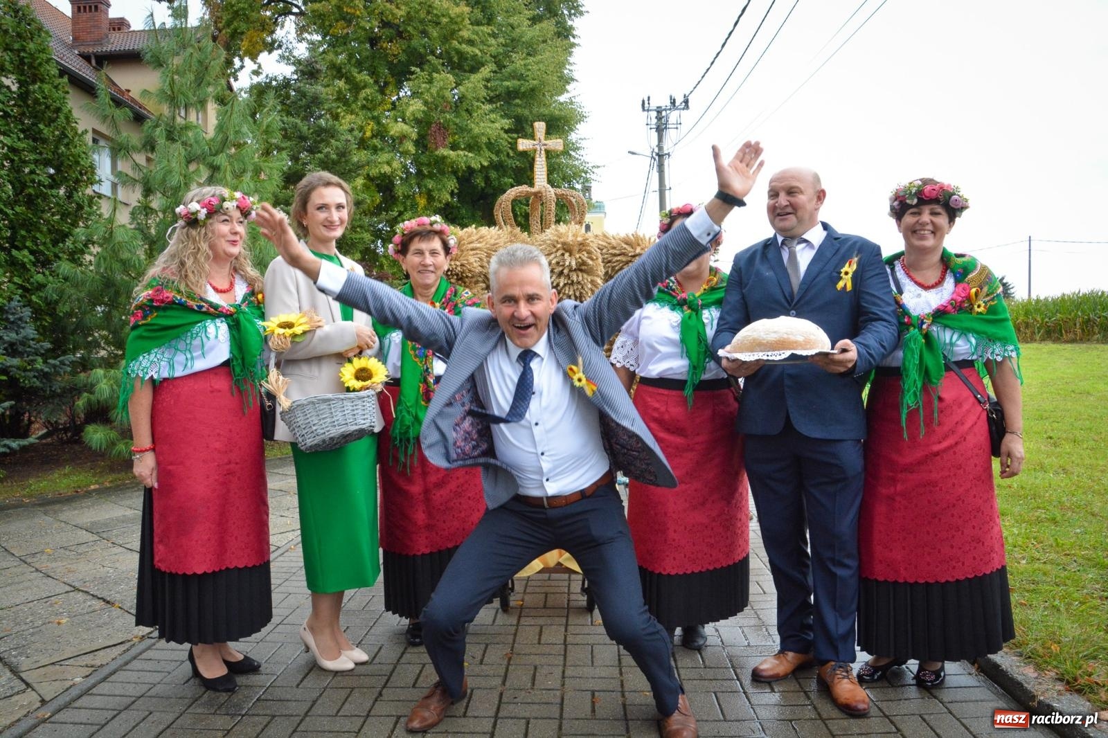 Zdjęcie w galerii na portalu naszraciborz.pl: Samborowice na bursztynowym szlaku. Dożynki 2025 pełne humoru i tradycji [FOTO i WIDEO] wiadomości z regionu