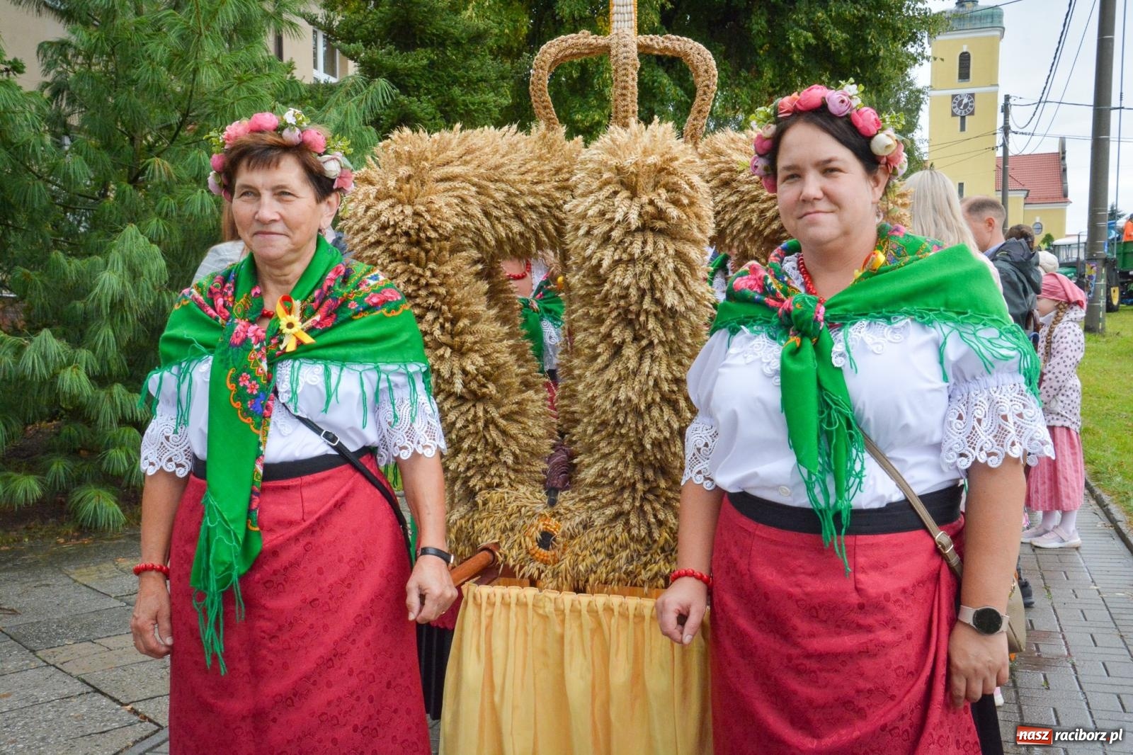 Zdjęcie w galerii na portalu naszraciborz.pl: Samborowice na bursztynowym szlaku. Dożynki 2025 pełne humoru i tradycji [FOTO i WIDEO] wiadomości z regionu