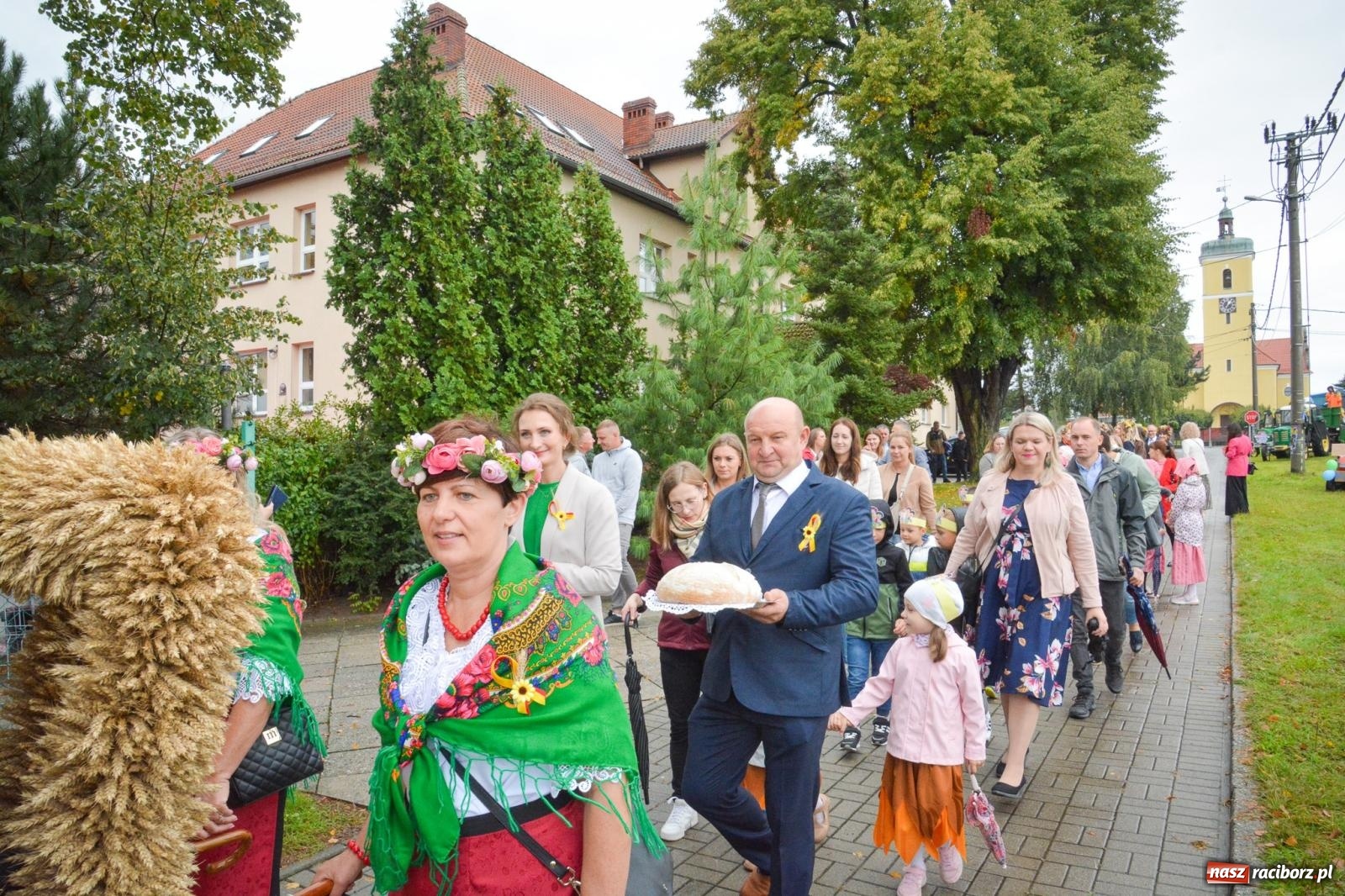 Zdjęcie w galerii na portalu naszraciborz.pl: Samborowice na bursztynowym szlaku. Dożynki 2025 pełne humoru i tradycji [FOTO i WIDEO] wiadomości z regionu