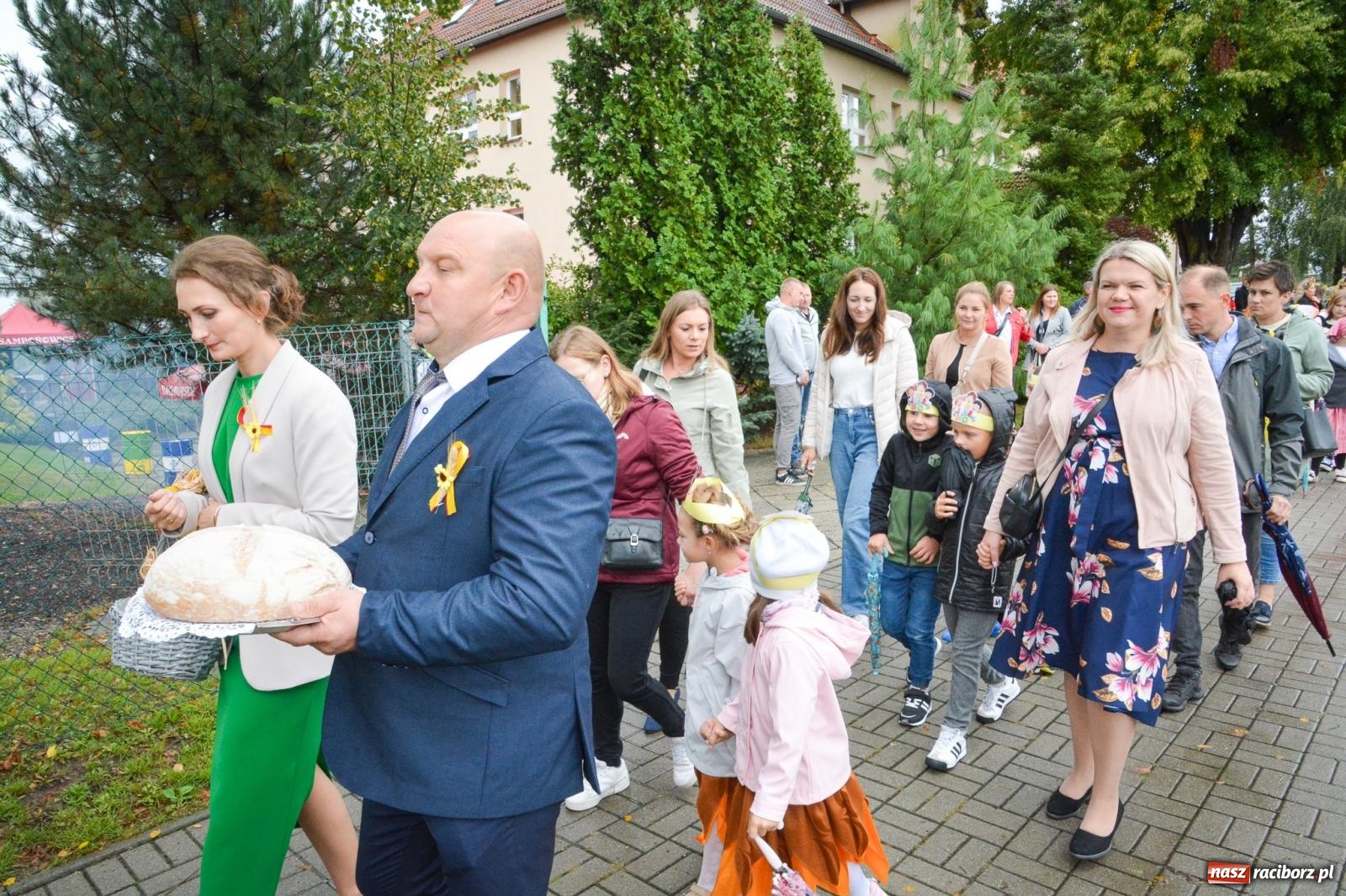 Zdjęcie w galerii na portalu naszraciborz.pl: Samborowice na bursztynowym szlaku. Dożynki 2025 pełne humoru i tradycji [FOTO i WIDEO] wiadomości z regionu