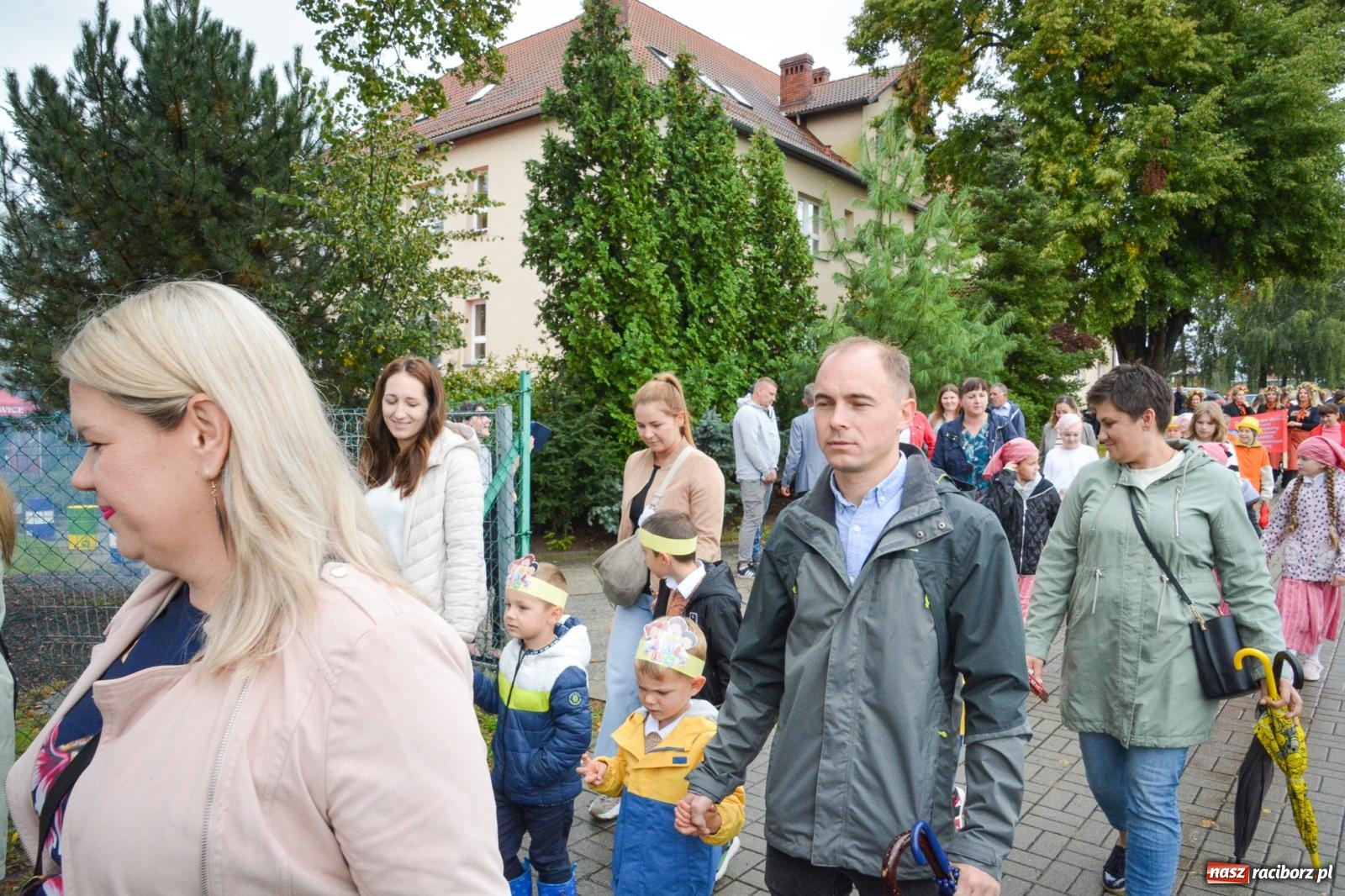 Zdjęcie w galerii na portalu naszraciborz.pl: Samborowice na bursztynowym szlaku. Dożynki 2025 pełne humoru i tradycji [FOTO i WIDEO] wiadomości z regionu