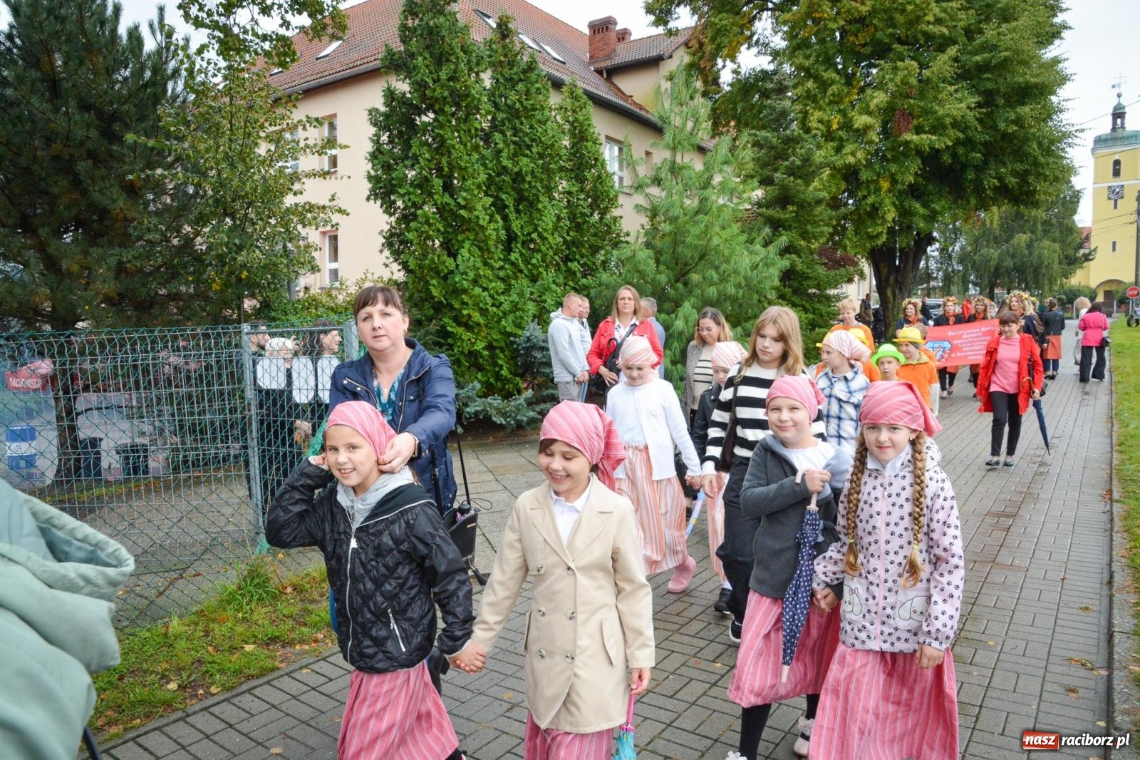 Zdjęcie w galerii na portalu naszraciborz.pl: Samborowice na bursztynowym szlaku. Dożynki 2025 pełne humoru i tradycji [FOTO i WIDEO] wiadomości z regionu