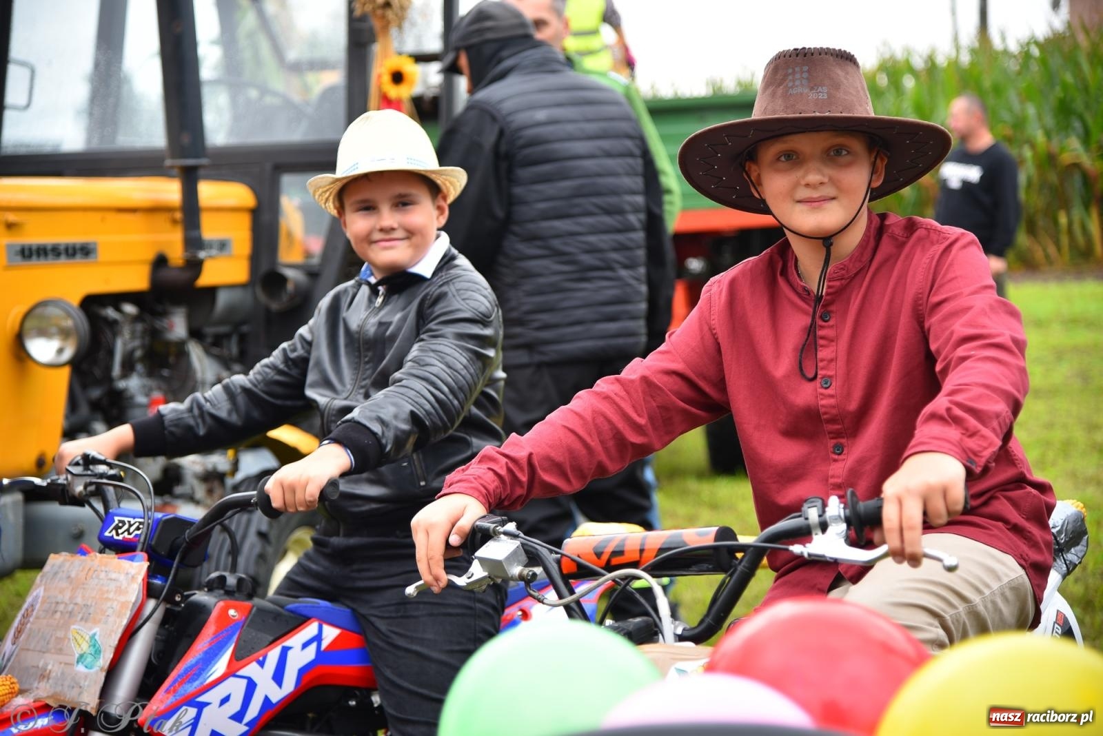 Zdjęcie w galerii na portalu naszraciborz.pl: Samborowice na bursztynowym szlaku. Dożynki 2025 pełne humoru i tradycji [FOTO i WIDEO] wiadomości z regionu