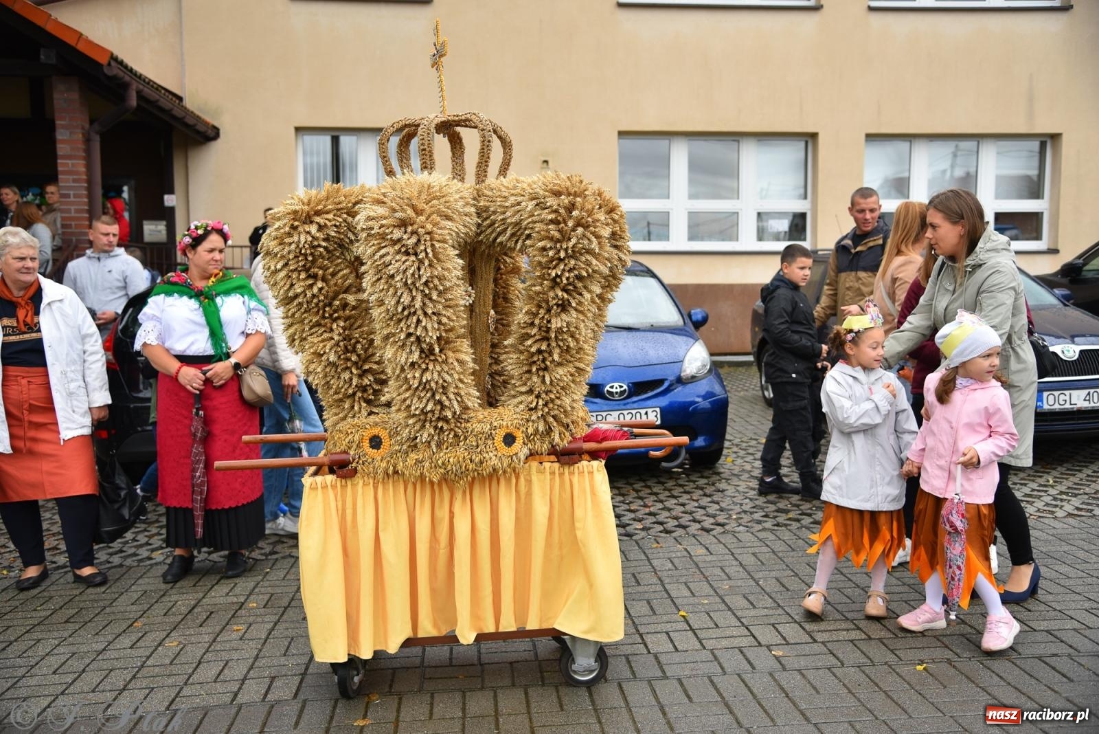 Zdjęcie w galerii na portalu naszraciborz.pl: Samborowice na bursztynowym szlaku. Dożynki 2025 pełne humoru i tradycji [FOTO i WIDEO] wiadomości z regionu