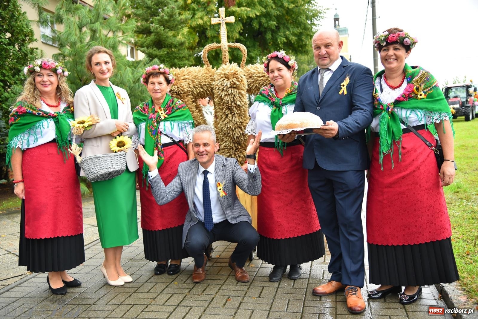 Zdjęcie w galerii na portalu naszraciborz.pl: Samborowice na bursztynowym szlaku. Dożynki 2025 pełne humoru i tradycji [FOTO i WIDEO] wiadomości z regionu