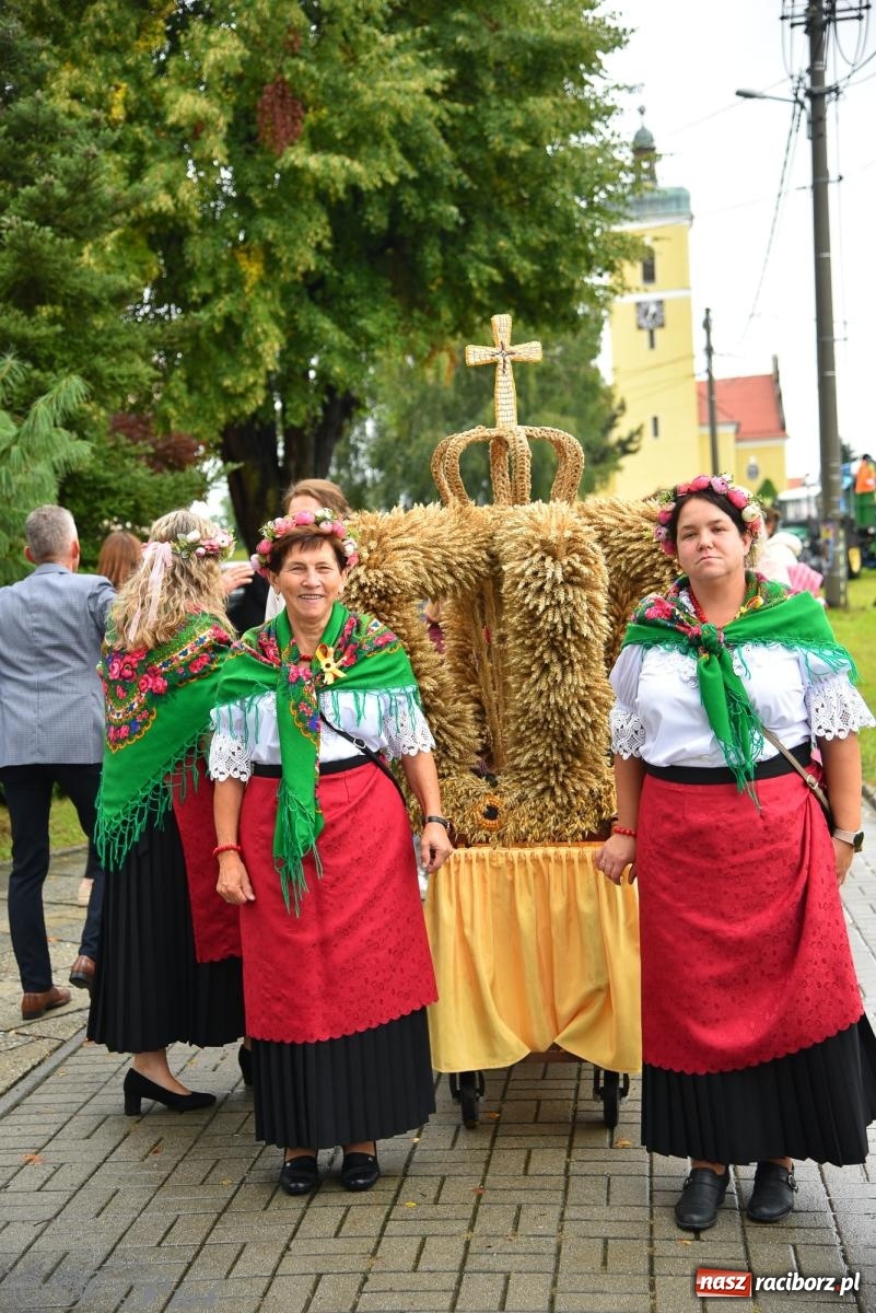 Zdjęcie w galerii na portalu naszraciborz.pl: Samborowice na bursztynowym szlaku. Dożynki 2025 pełne humoru i tradycji [FOTO i WIDEO] wiadomości z regionu