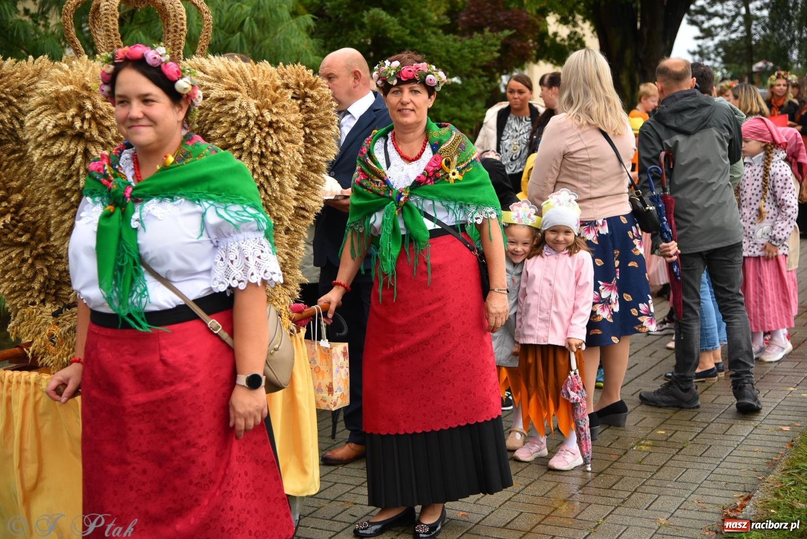 Zdjęcie w galerii na portalu naszraciborz.pl: Samborowice na bursztynowym szlaku. Dożynki 2025 pełne humoru i tradycji [FOTO i WIDEO] wiadomości z regionu