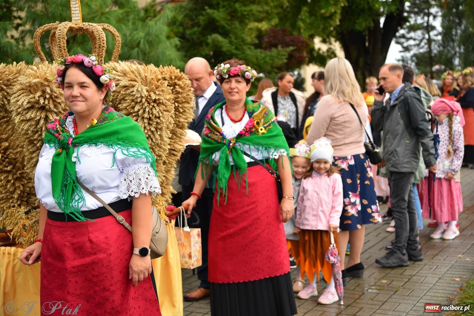 Zdjęcie w galerii na portalu naszraciborz.pl: Samborowice na bursztynowym szlaku. Dożynki 2025 pełne humoru i tradycji [FOTO i WIDEO] wiadomości z regionu