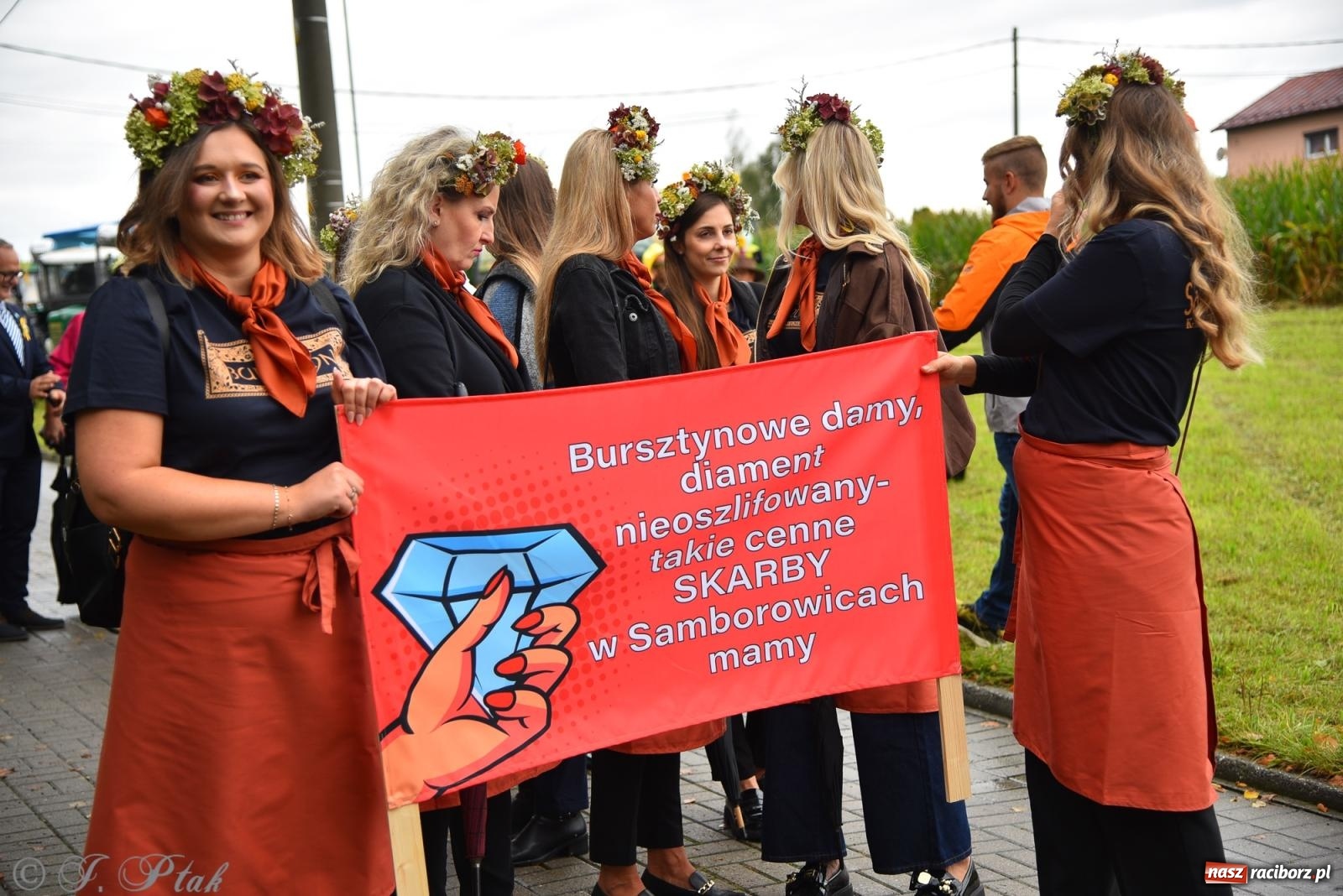 Zdjęcie w galerii na portalu naszraciborz.pl: Samborowice na bursztynowym szlaku. Dożynki 2025 pełne humoru i tradycji [FOTO i WIDEO] wiadomości z regionu