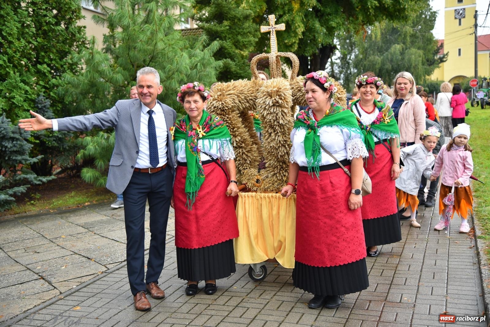 Zdjęcie w galerii na portalu naszraciborz.pl: Samborowice na bursztynowym szlaku. Dożynki 2025 pełne humoru i tradycji [FOTO i WIDEO] wiadomości z regionu