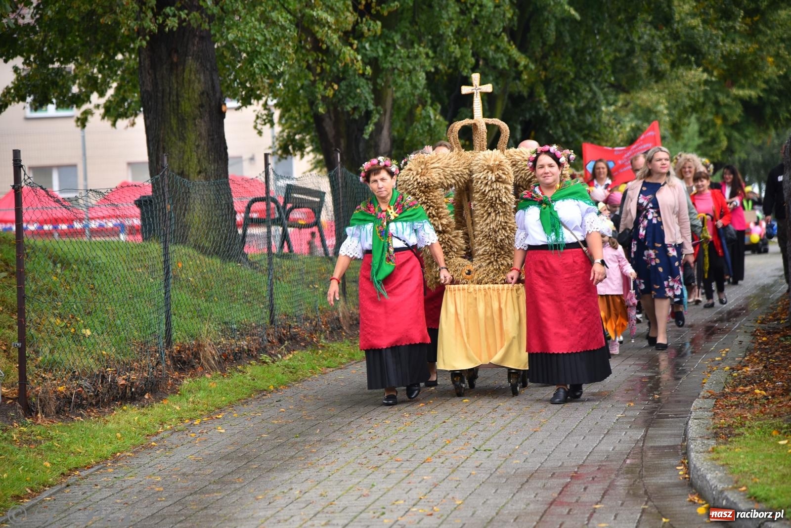 Zdjęcie w galerii na portalu naszraciborz.pl: Samborowice na bursztynowym szlaku. Dożynki 2025 pełne humoru i tradycji [FOTO i WIDEO] wiadomości z regionu
