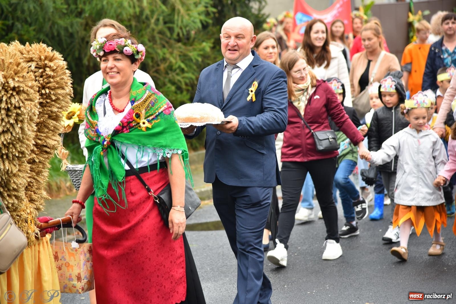 Zdjęcie w galerii na portalu naszraciborz.pl: Samborowice na bursztynowym szlaku. Dożynki 2025 pełne humoru i tradycji [FOTO i WIDEO] wiadomości z regionu