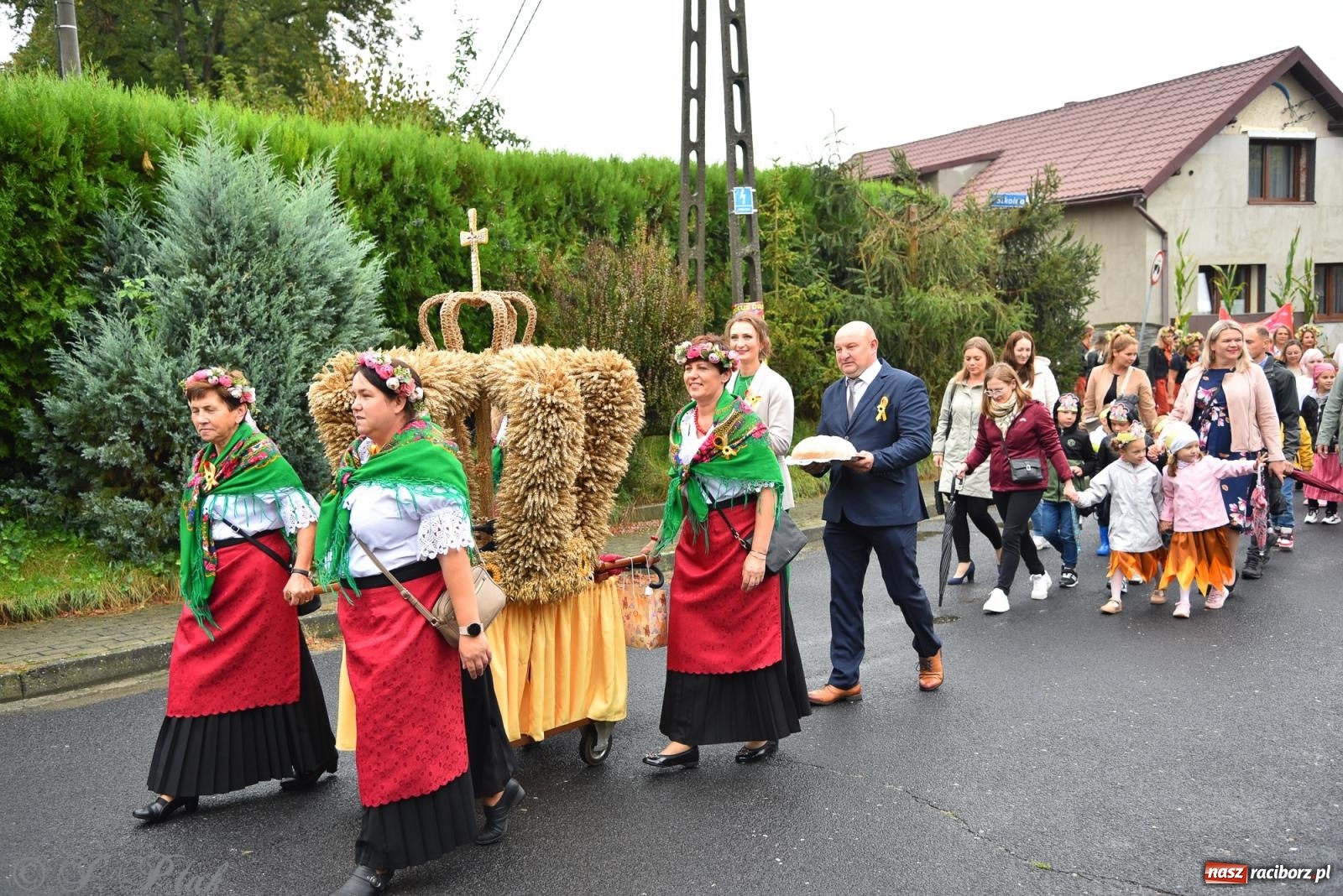 Zdjęcie w galerii na portalu naszraciborz.pl: Samborowice na bursztynowym szlaku. Dożynki 2025 pełne humoru i tradycji [FOTO i WIDEO] wiadomości z regionu