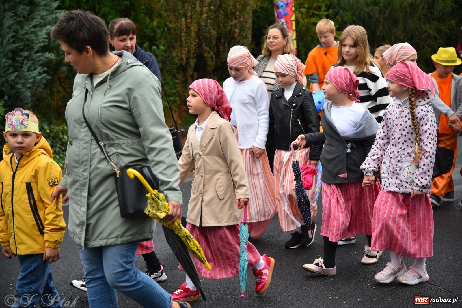 Zdjęcie w galerii na portalu naszraciborz.pl: Samborowice na bursztynowym szlaku. Dożynki 2025 pełne humoru i tradycji [FOTO i WIDEO] wiadomości z regionu