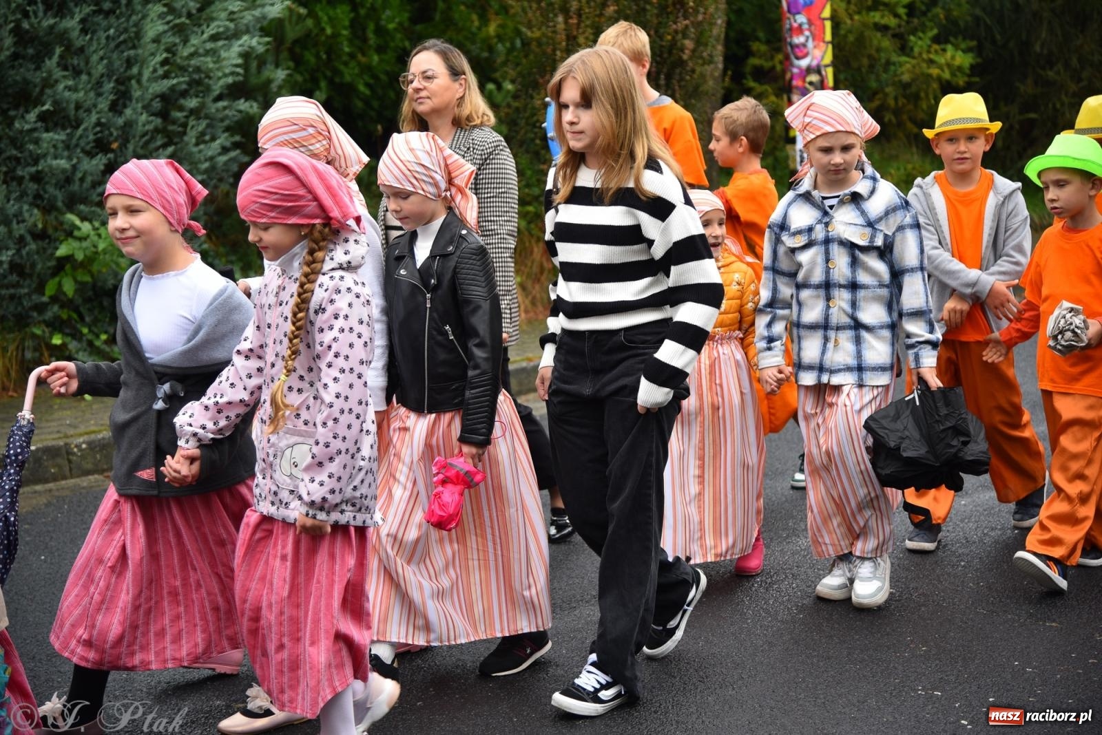Zdjęcie w galerii na portalu naszraciborz.pl: Samborowice na bursztynowym szlaku. Dożynki 2025 pełne humoru i tradycji [FOTO i WIDEO] wiadomości z regionu