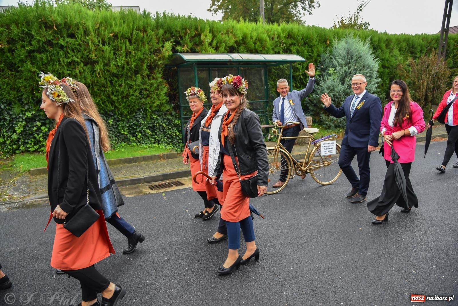Zdjęcie w galerii na portalu naszraciborz.pl: Samborowice na bursztynowym szlaku. Dożynki 2025 pełne humoru i tradycji [FOTO i WIDEO] wiadomości z regionu