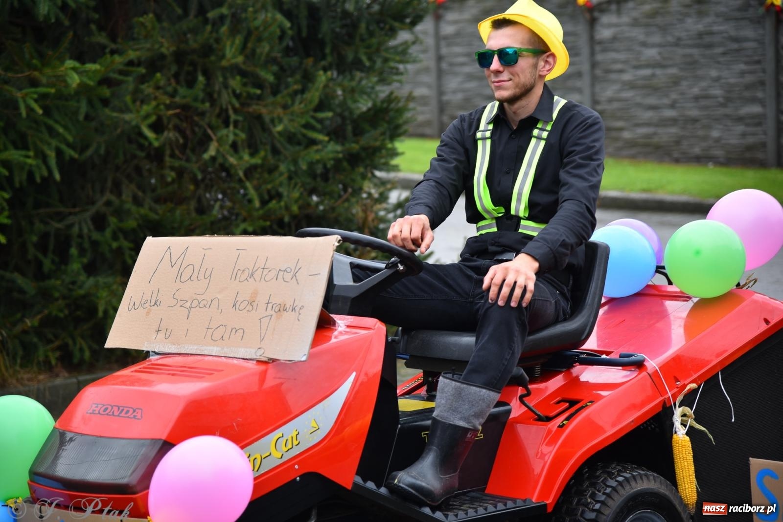 Zdjęcie w galerii na portalu naszraciborz.pl: Samborowice na bursztynowym szlaku. Dożynki 2025 pełne humoru i tradycji [FOTO i WIDEO] wiadomości z regionu