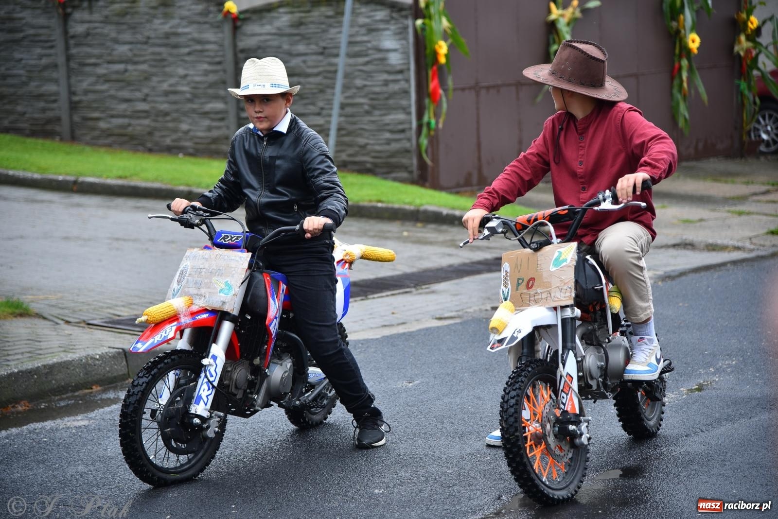 Zdjęcie w galerii na portalu naszraciborz.pl: Samborowice na bursztynowym szlaku. Dożynki 2025 pełne humoru i tradycji [FOTO i WIDEO] wiadomości z regionu