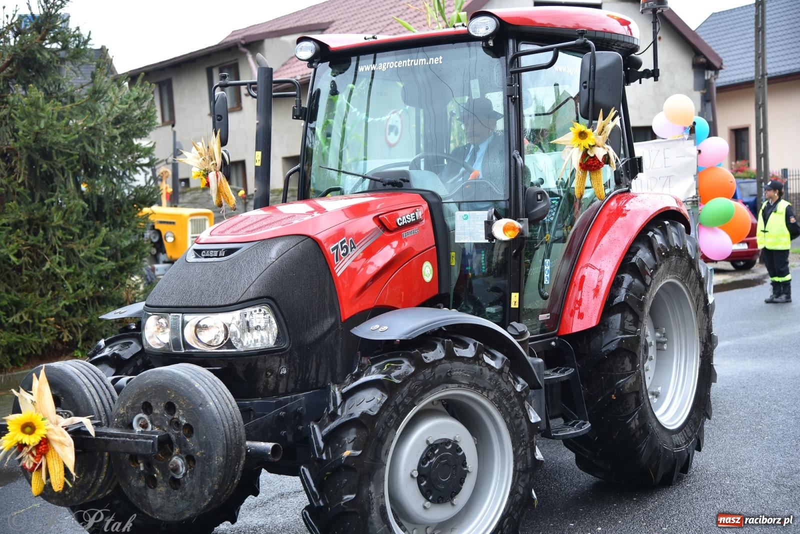 Zdjęcie w galerii na portalu naszraciborz.pl: Samborowice na bursztynowym szlaku. Dożynki 2025 pełne humoru i tradycji [FOTO i WIDEO] wiadomości z regionu