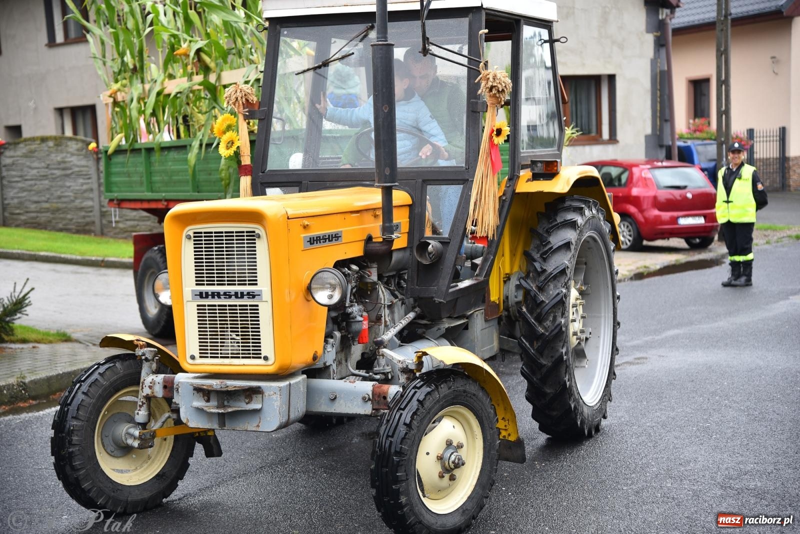 Zdjęcie w galerii na portalu naszraciborz.pl: Samborowice na bursztynowym szlaku. Dożynki 2025 pełne humoru i tradycji [FOTO i WIDEO] wiadomości z regionu