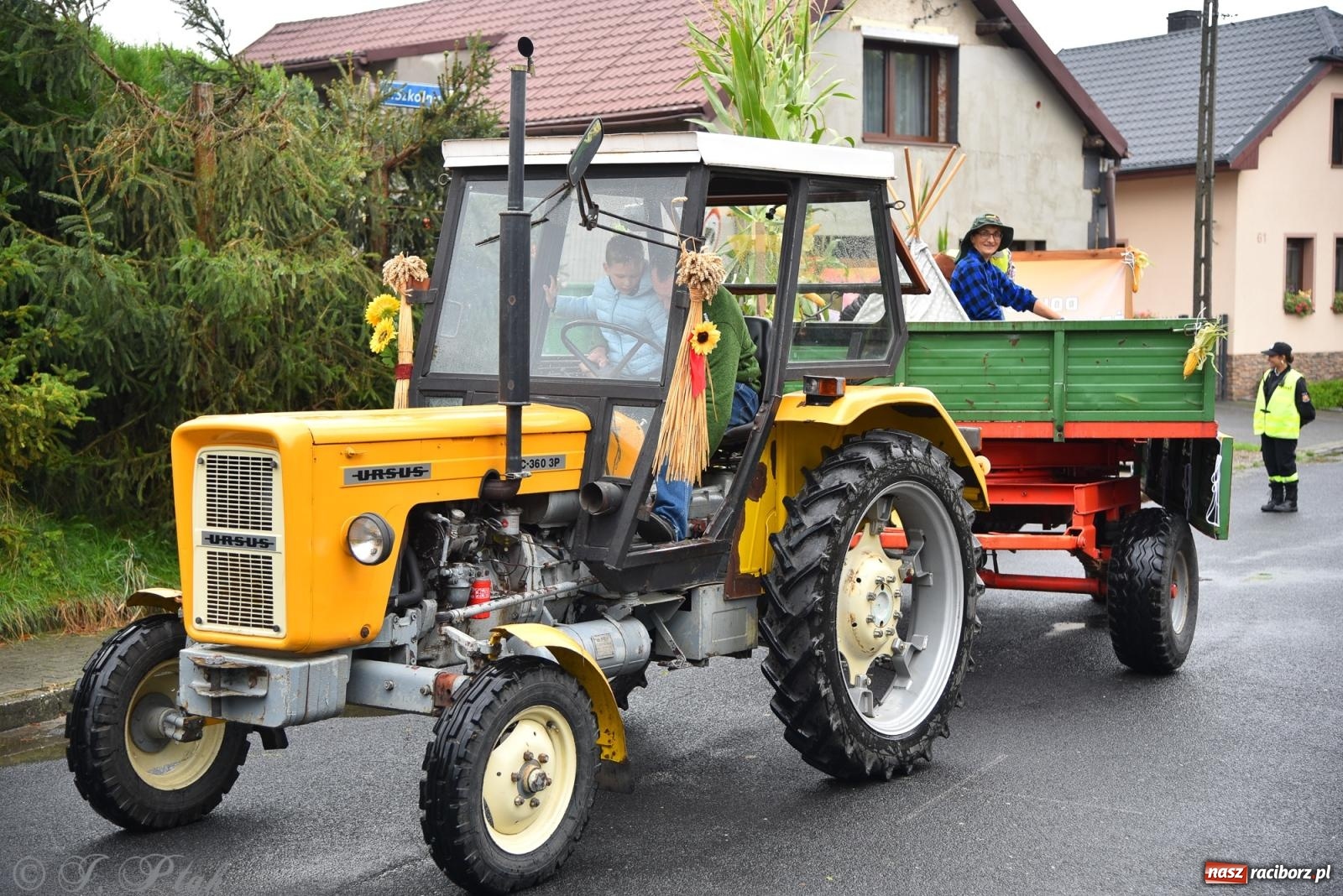 Zdjęcie w galerii na portalu naszraciborz.pl: Samborowice na bursztynowym szlaku. Dożynki 2025 pełne humoru i tradycji [FOTO i WIDEO] wiadomości z regionu