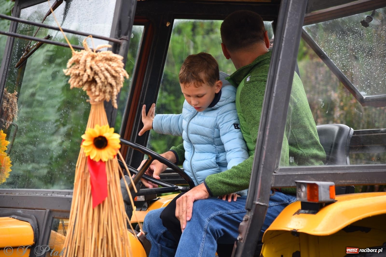 Zdjęcie w galerii na portalu naszraciborz.pl: Samborowice na bursztynowym szlaku. Dożynki 2025 pełne humoru i tradycji [FOTO i WIDEO] wiadomości z regionu
