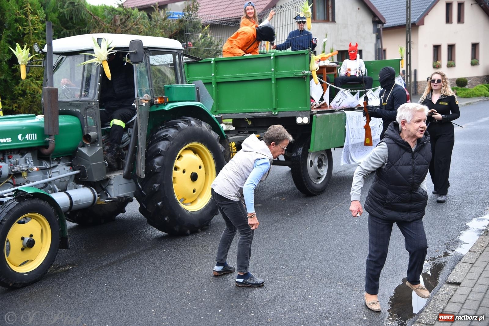 Zdjęcie w galerii na portalu naszraciborz.pl: Samborowice na bursztynowym szlaku. Dożynki 2025 pełne humoru i tradycji [FOTO i WIDEO] wiadomości z regionu