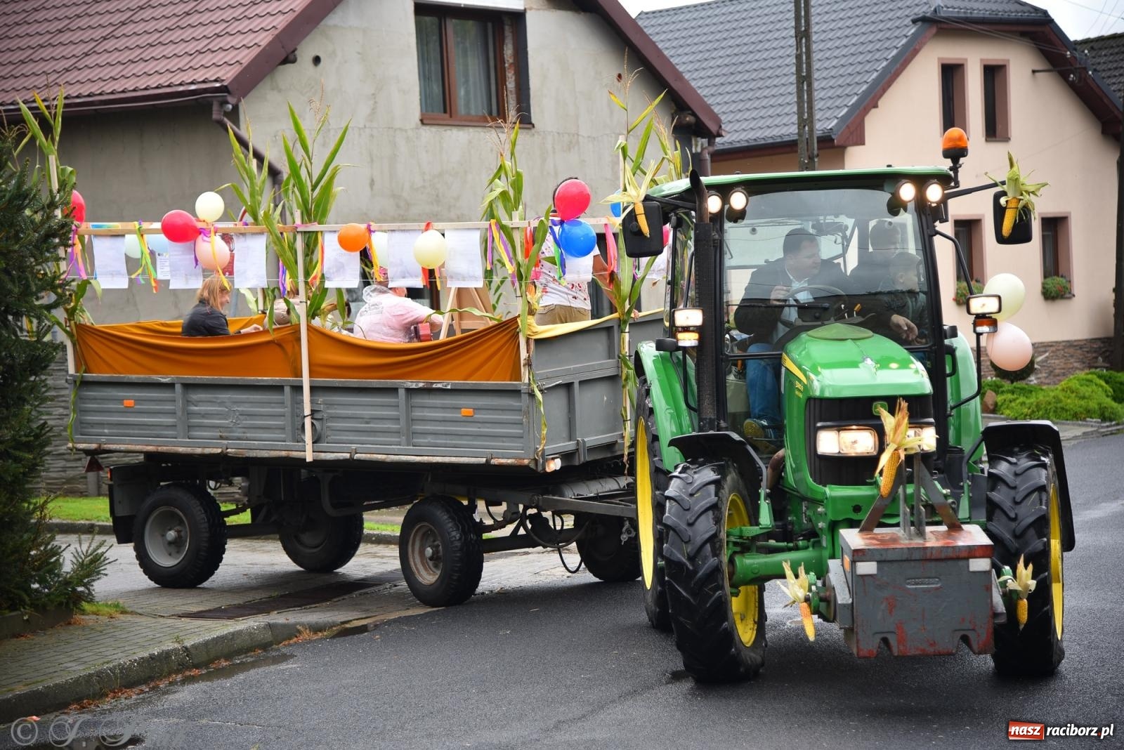 Zdjęcie w galerii na portalu naszraciborz.pl: Samborowice na bursztynowym szlaku. Dożynki 2025 pełne humoru i tradycji [FOTO i WIDEO] wiadomości z regionu