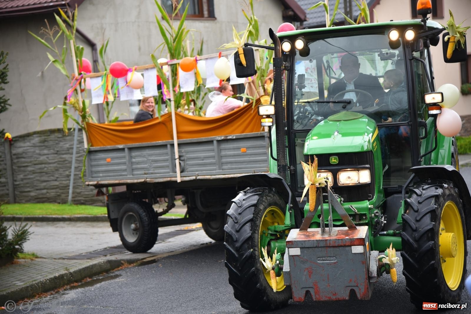Zdjęcie w galerii na portalu naszraciborz.pl: Samborowice na bursztynowym szlaku. Dożynki 2025 pełne humoru i tradycji [FOTO i WIDEO] wiadomości z regionu