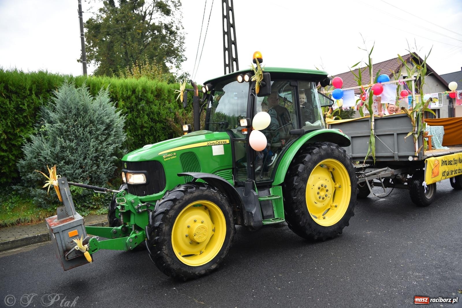 Zdjęcie w galerii na portalu naszraciborz.pl: Samborowice na bursztynowym szlaku. Dożynki 2025 pełne humoru i tradycji [FOTO i WIDEO] wiadomości z regionu