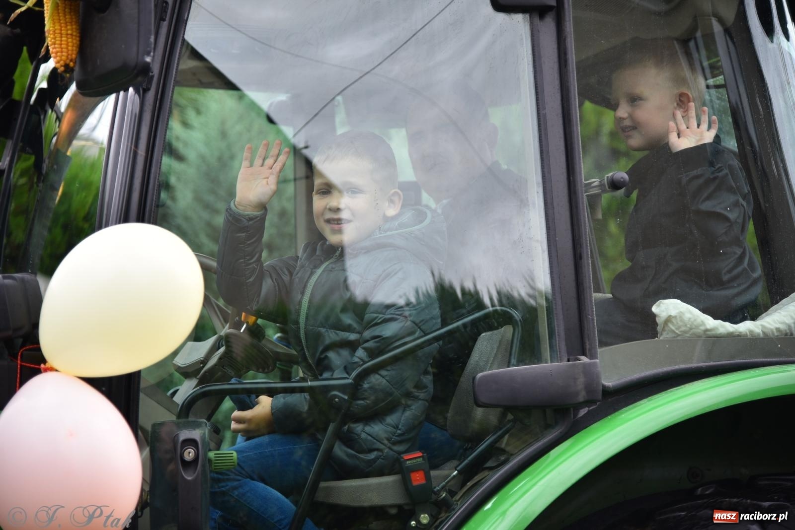 Zdjęcie w galerii na portalu naszraciborz.pl: Samborowice na bursztynowym szlaku. Dożynki 2025 pełne humoru i tradycji [FOTO i WIDEO] wiadomości z regionu