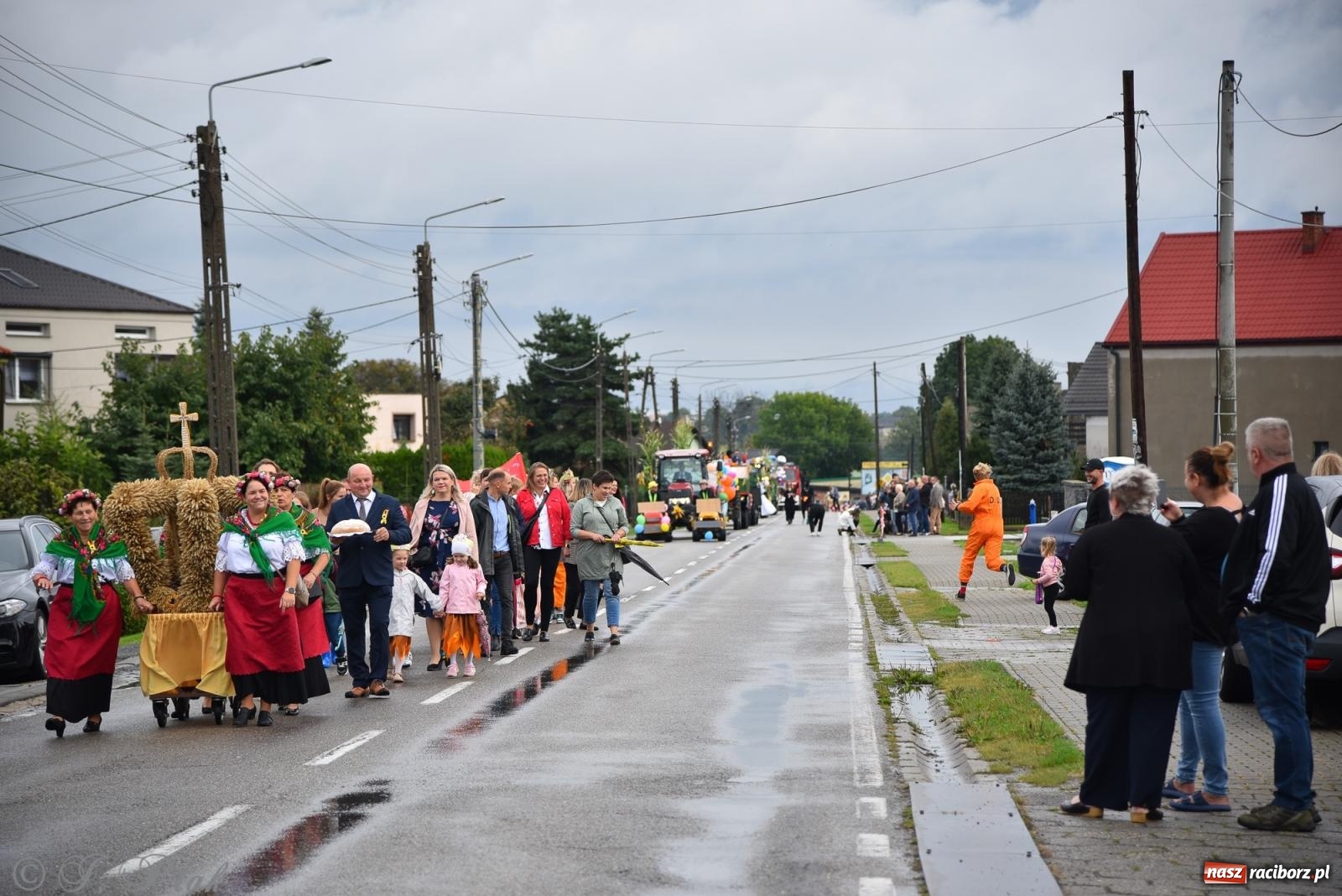 Zdjęcie w galerii na portalu naszraciborz.pl: Samborowice na bursztynowym szlaku. Dożynki 2025 pełne humoru i tradycji [FOTO i WIDEO] wiadomości z regionu