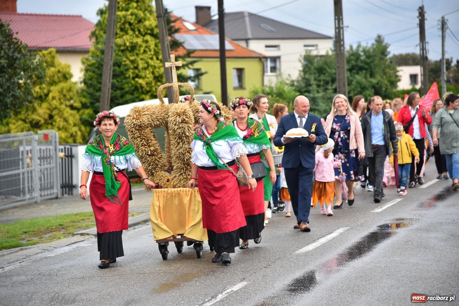 Zdjęcie w galerii na portalu naszraciborz.pl: Samborowice na bursztynowym szlaku. Dożynki 2025 pełne humoru i tradycji [FOTO i WIDEO] wiadomości z regionu
